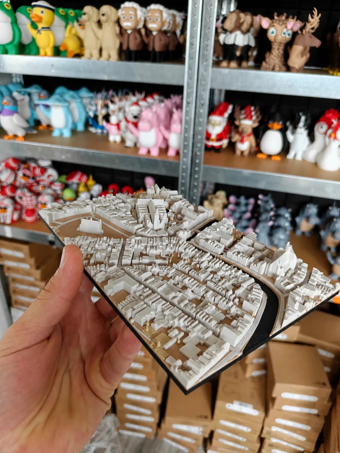 3D-geprint stadsreliëf met gebouwen op schaal, straten en water