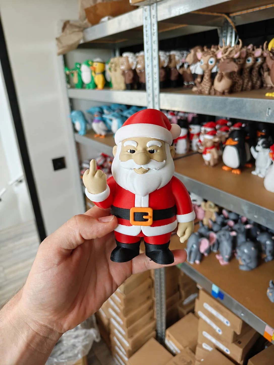 3D-geprint seizoensfiguur met feestelijke details in meerdere kleuren