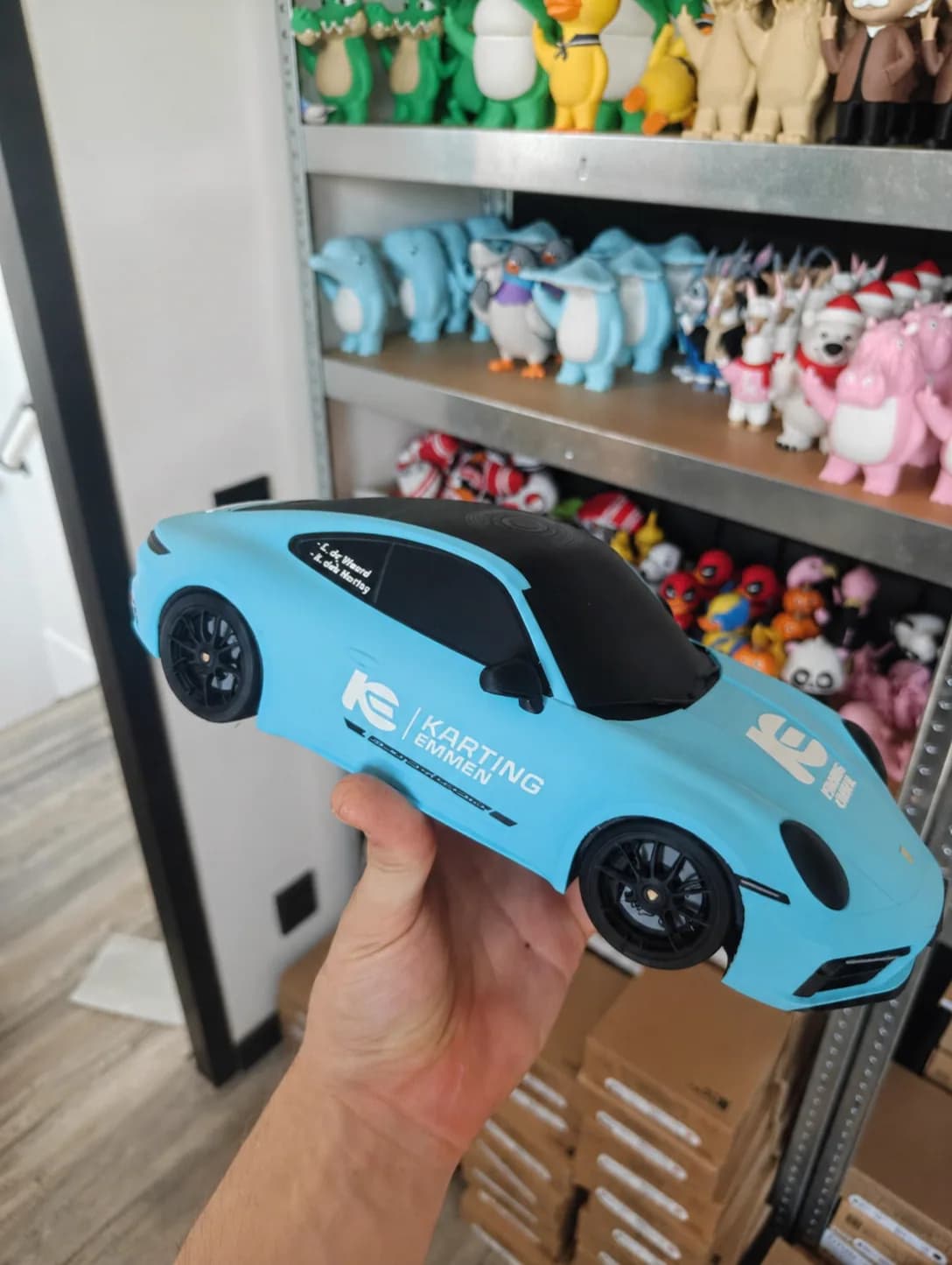 3D-geprint schaalmodel van een auto met sponsorbelettering
